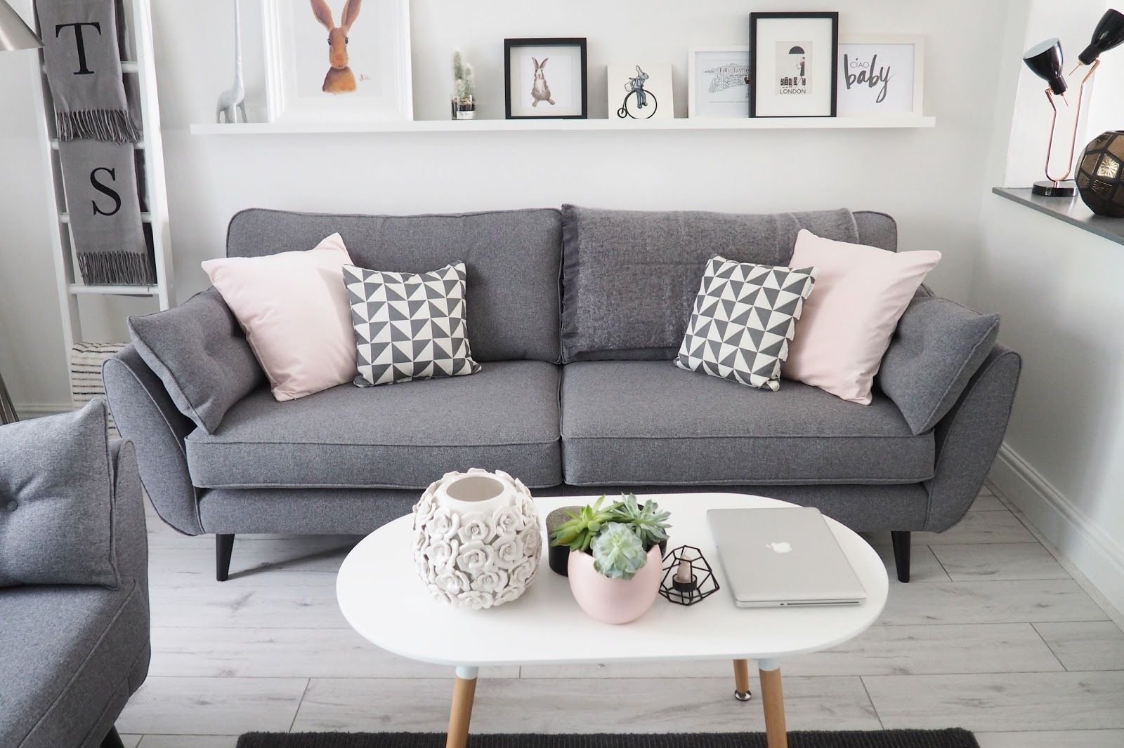 серый диван в интерьере гостиной фото