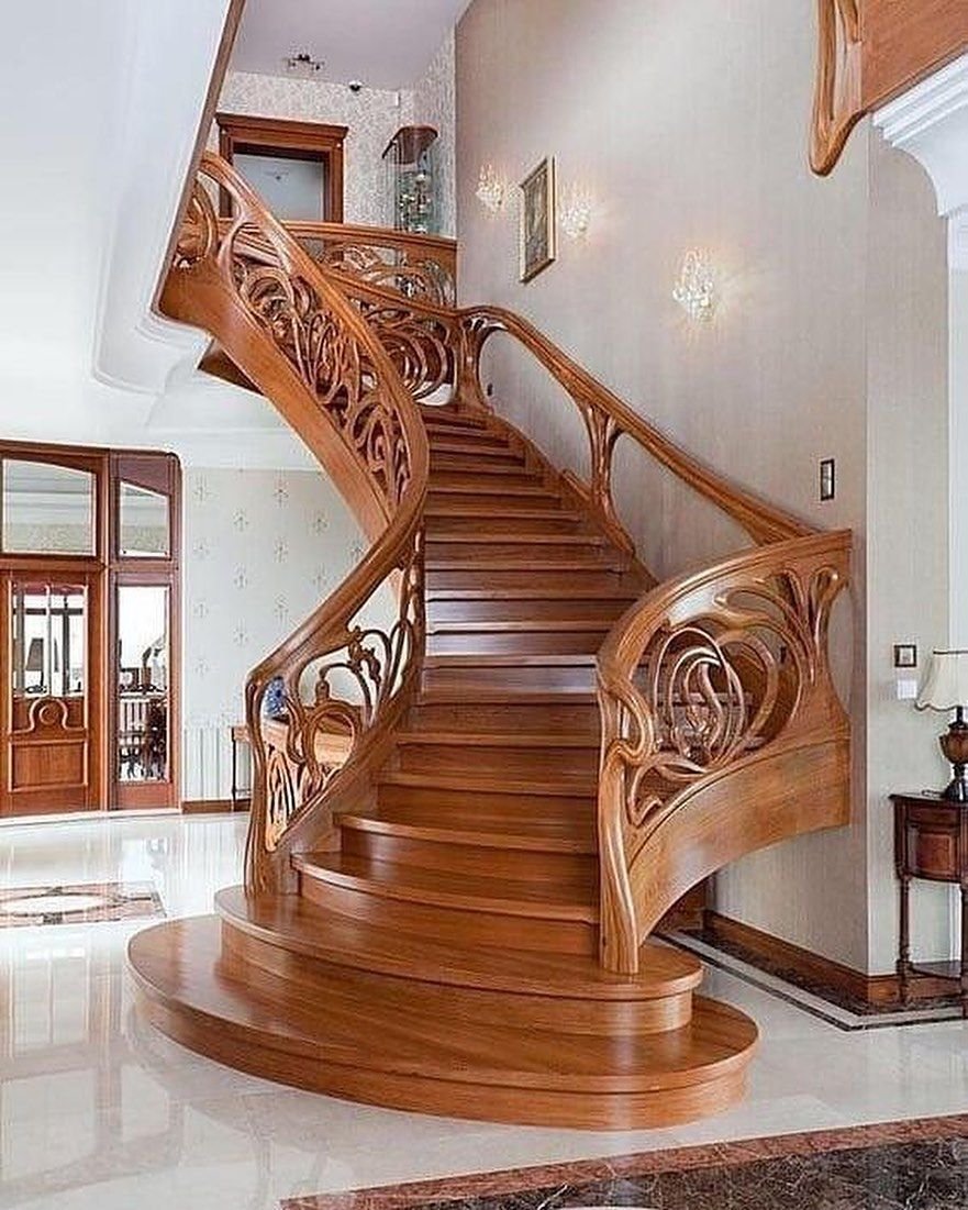 Шикарная лестница в деревянном доме