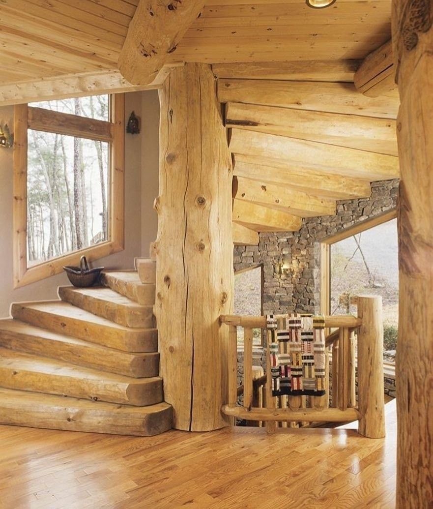 Деревянная лестница в доме из бревна