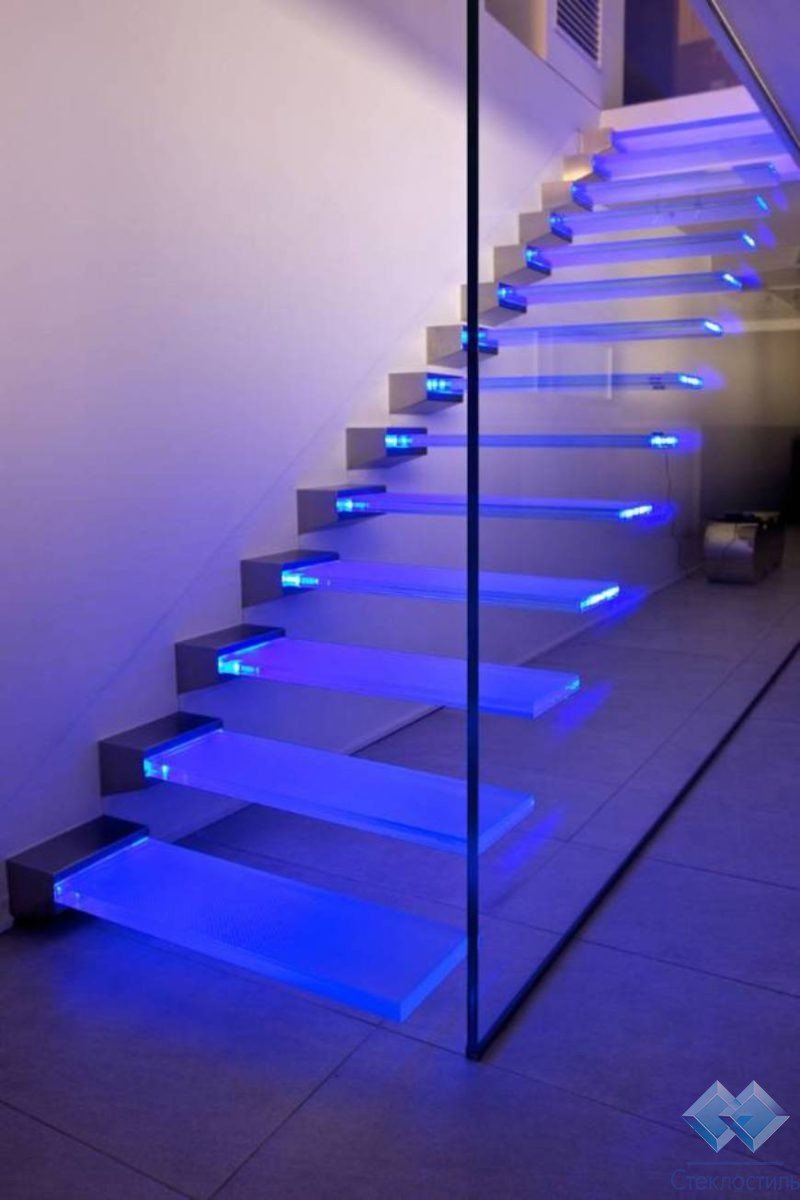 Мраморная лестница с подсветкой