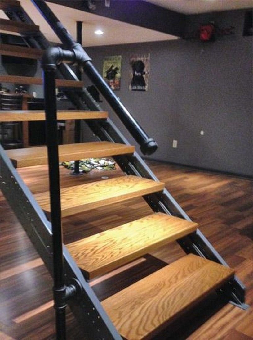 Лестница с деревянными ступенями в подвал