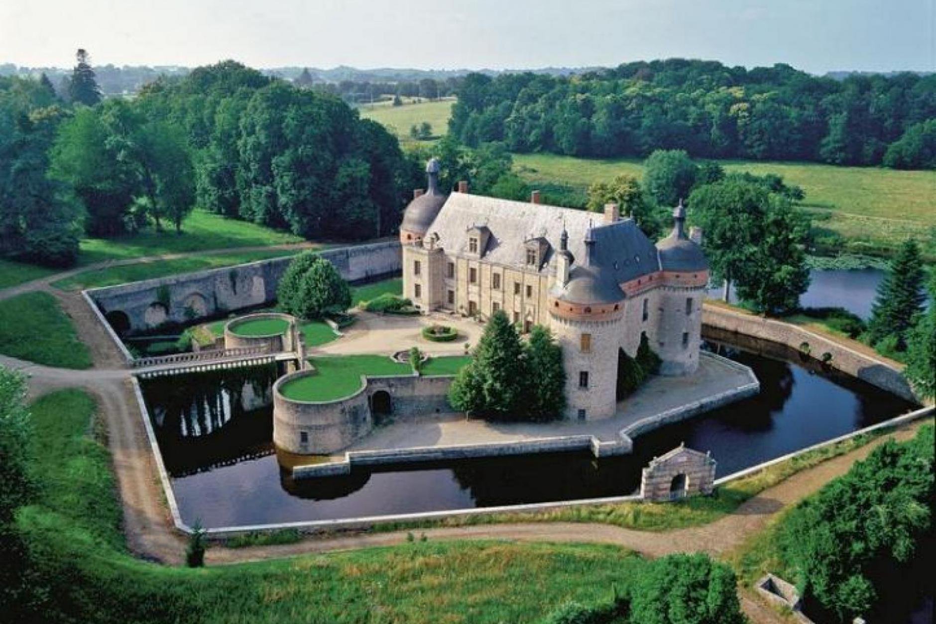 Огромная часть окруженная водой. Замок Шато Манор... Замок Гаасбек Бельгия. Замок Анжони Франция. Шато замок усадьба.