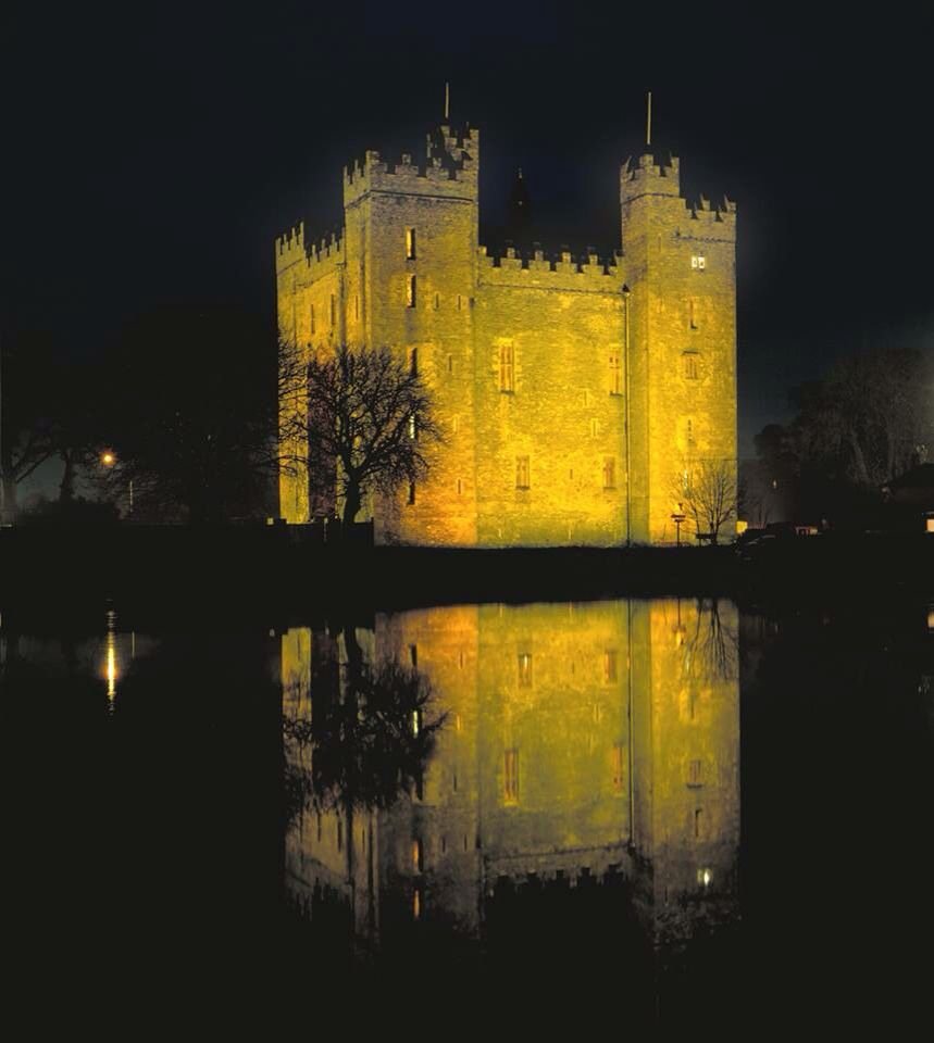 Замок Бунратти, Ирландия. Построен в 1425 году.