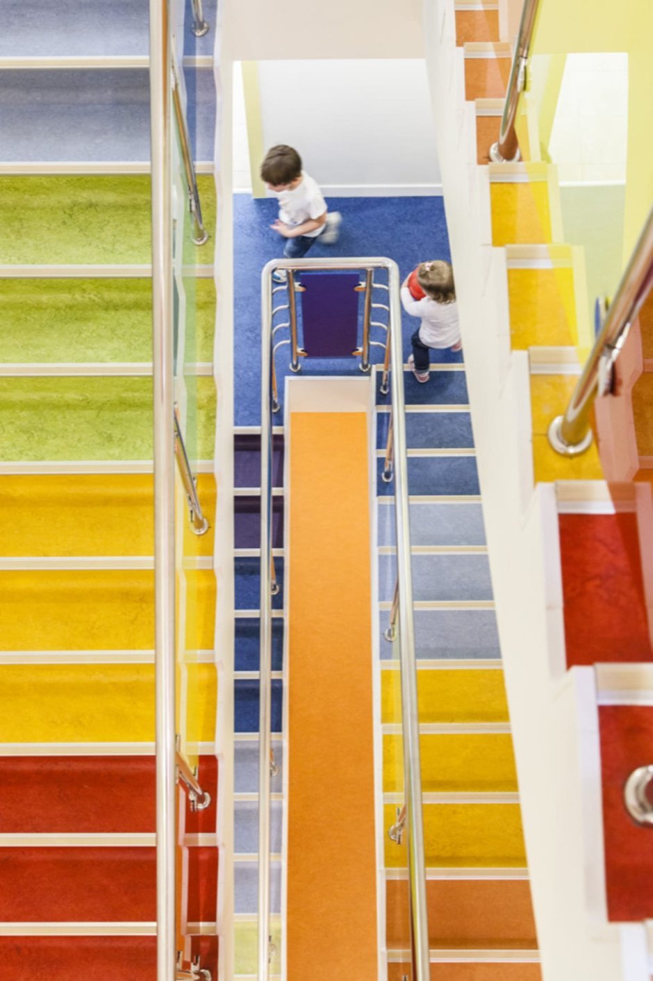 Разноцветная лестница в детском саду