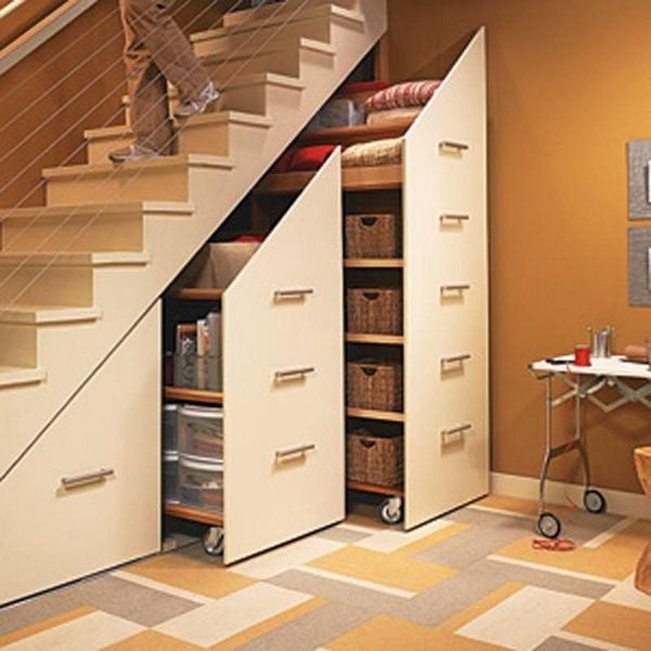 Книжные полки под лестницей