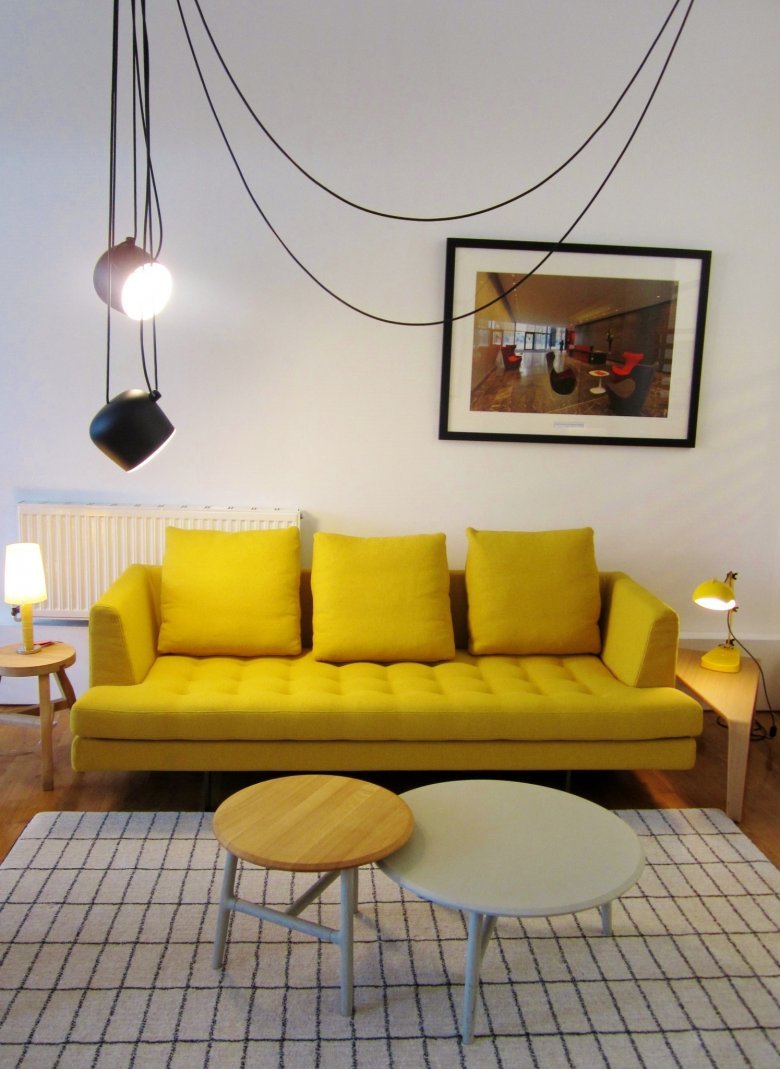 Гостиная с желтым диваном