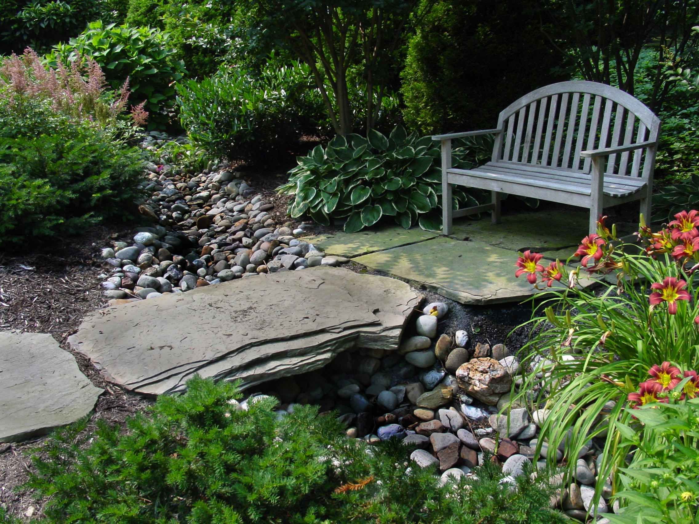 Сухой ручей в ландшафтном дизайне фото. Сухой ручей в саду. Декоративный ручей на даче. Сухой ручей с мостиком. Валуны в ландшафтном дизайне.