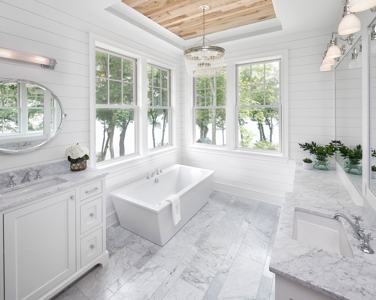 Белая ванная в деревянном доме