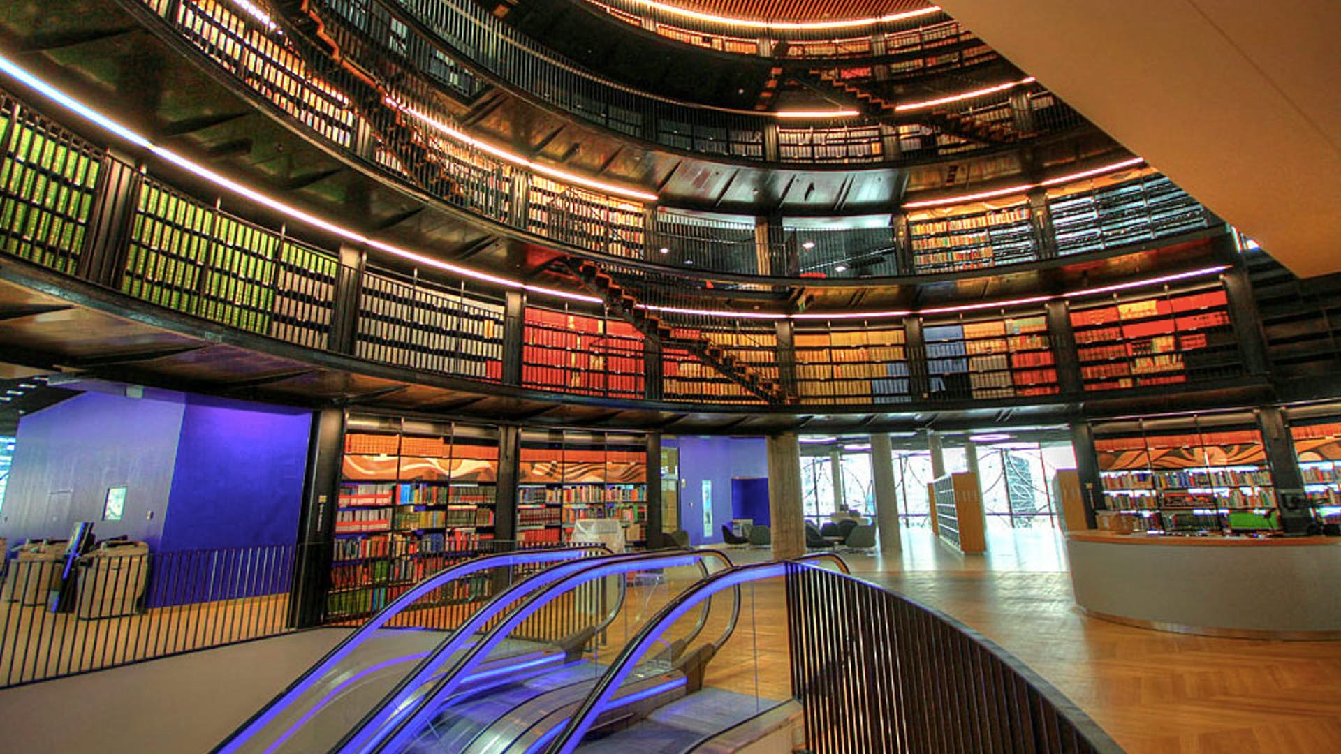 Библиотека является центром. Библиотека Бирмингема. Birmingham Central Library Бирмингем. Библиотека Бирмингема в Великобритании. Новая библиотека в Бирмингеме.
