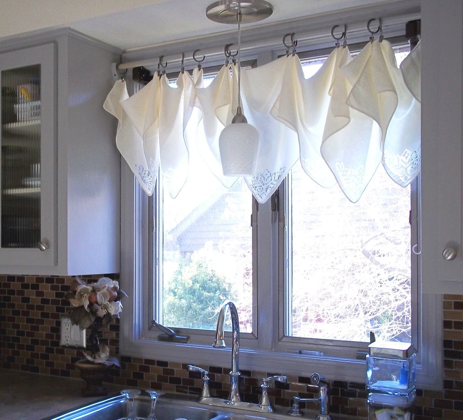 Шторы на кухню можно. Кухонные шторы. Шторы на кухонное окно. Занавесвески на кухню. Занавески на кухонное окно короткие.