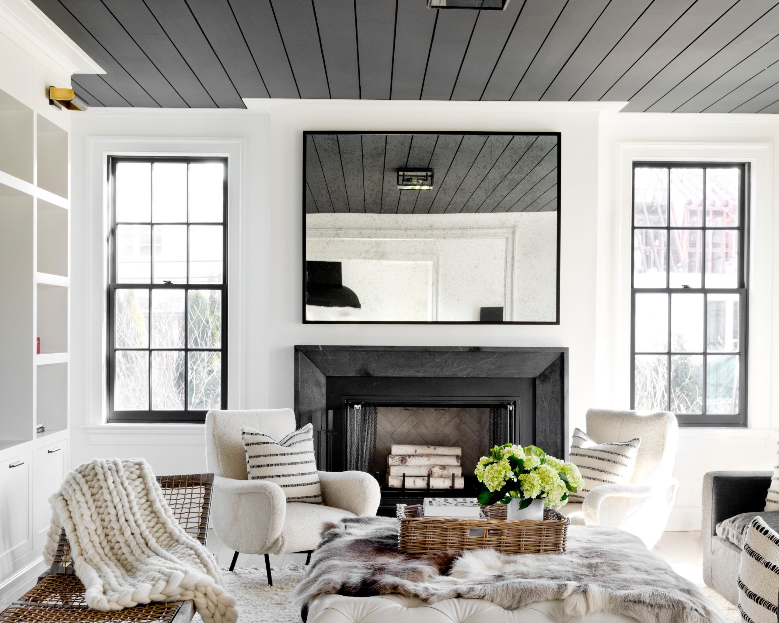 белый деревянный потолок в интерьере