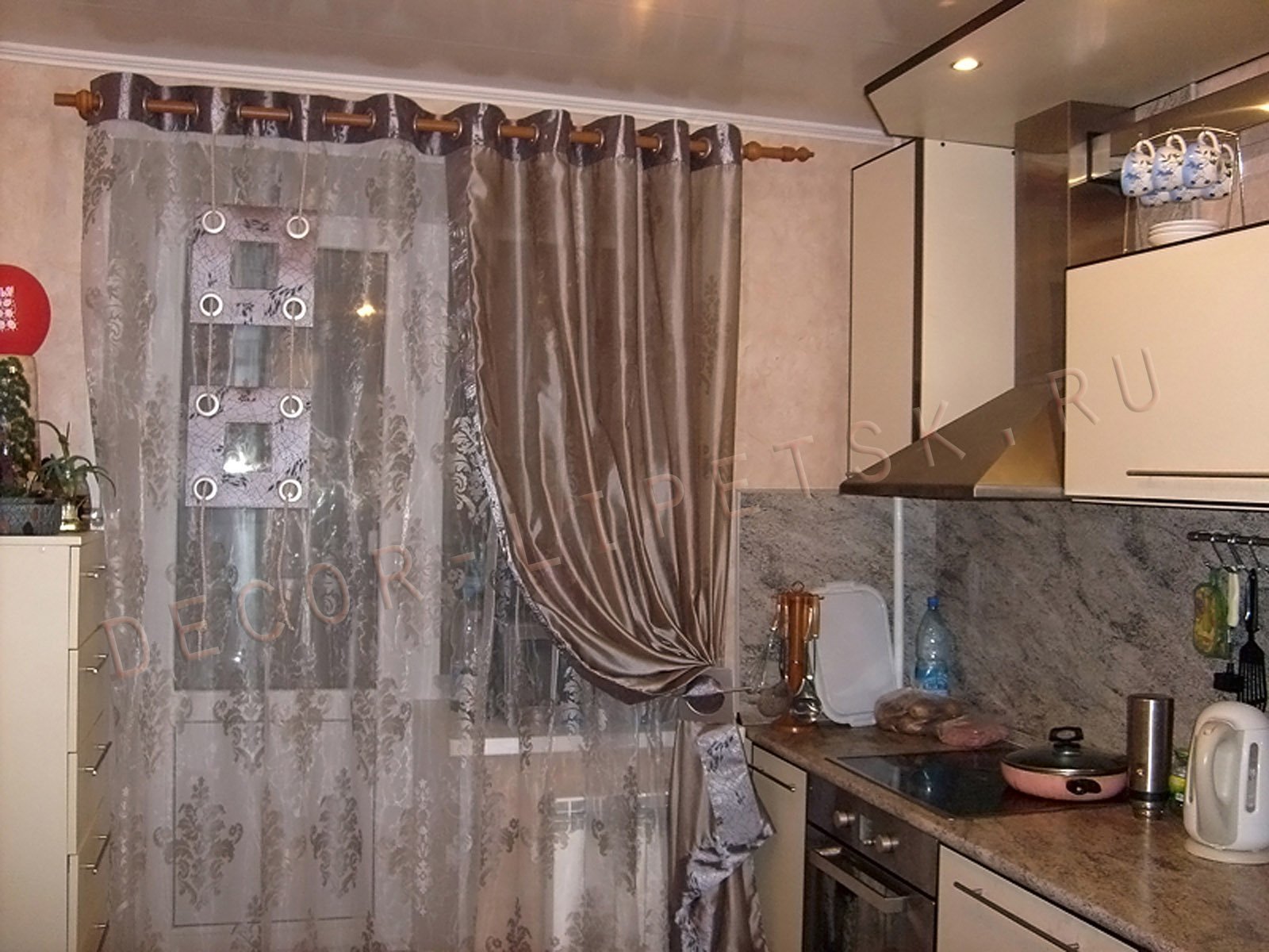 тюль в кухню в современном стиле с балконной дверью