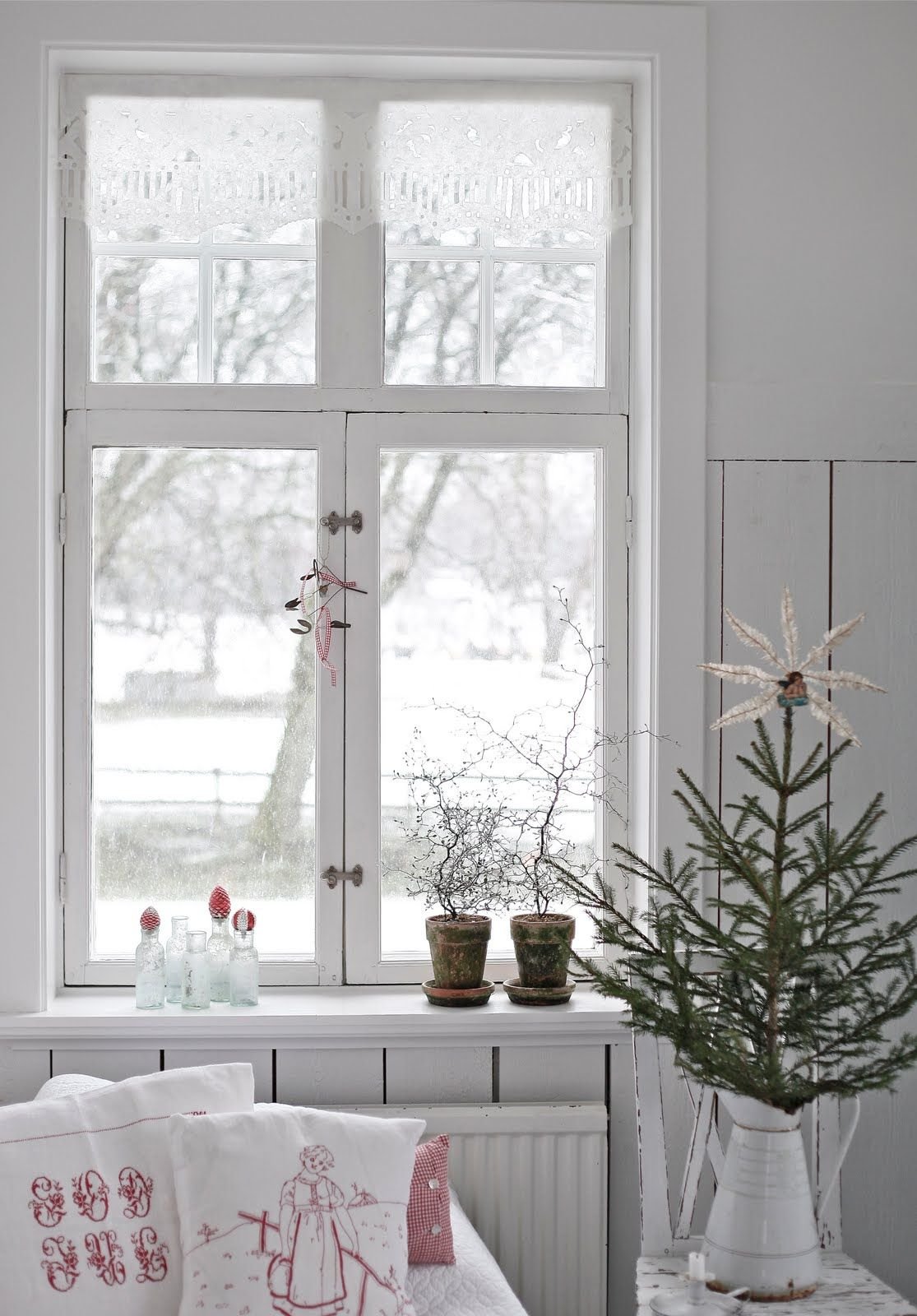 Декор окна в скандинавском стиле