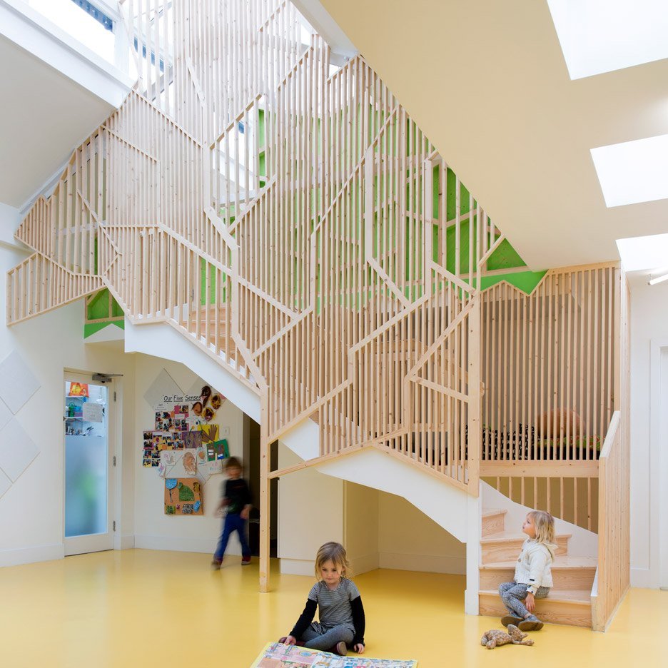 Декор лестницы в детском саду