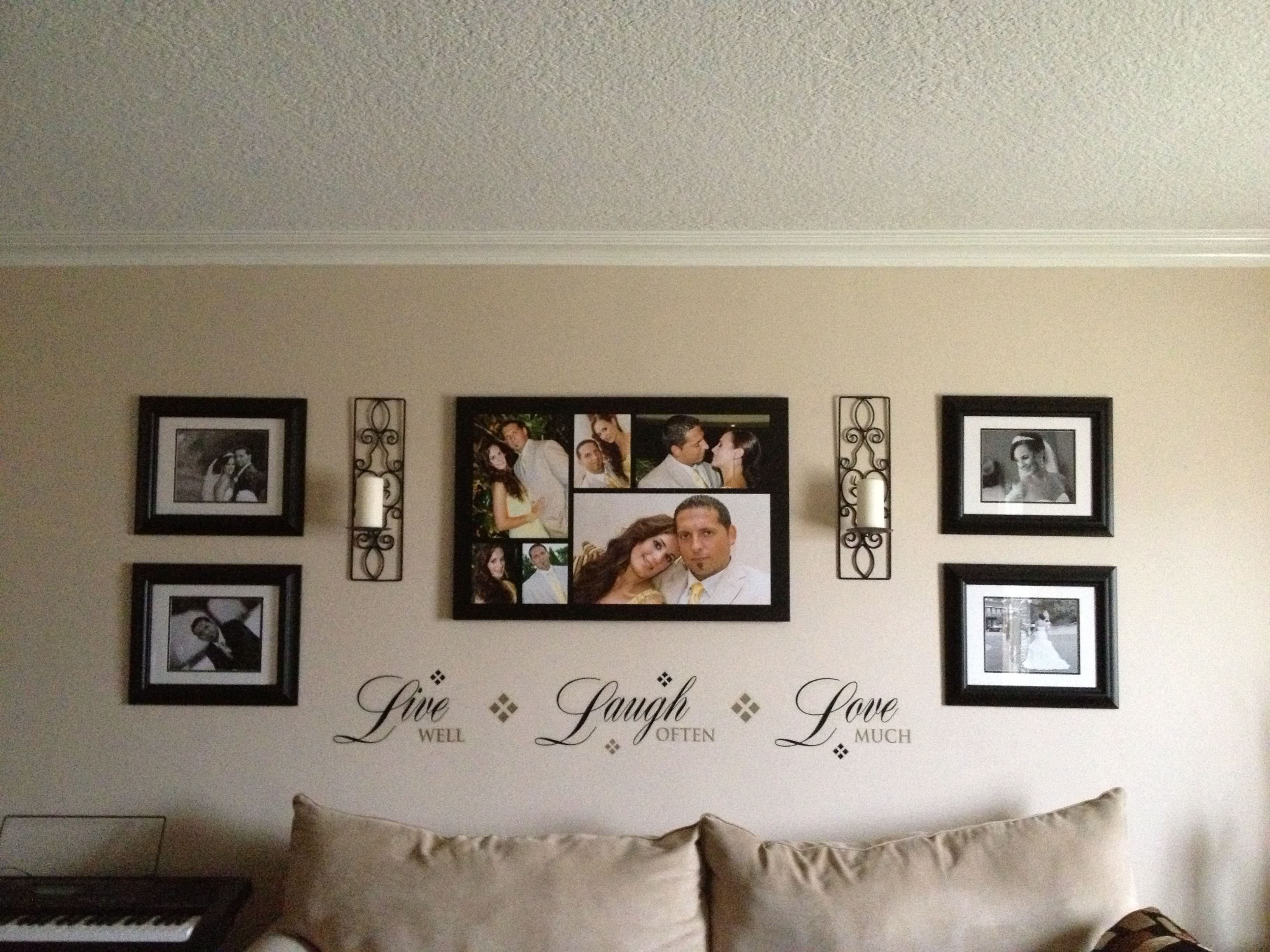 стена с фотографиями в интерьере гостиной