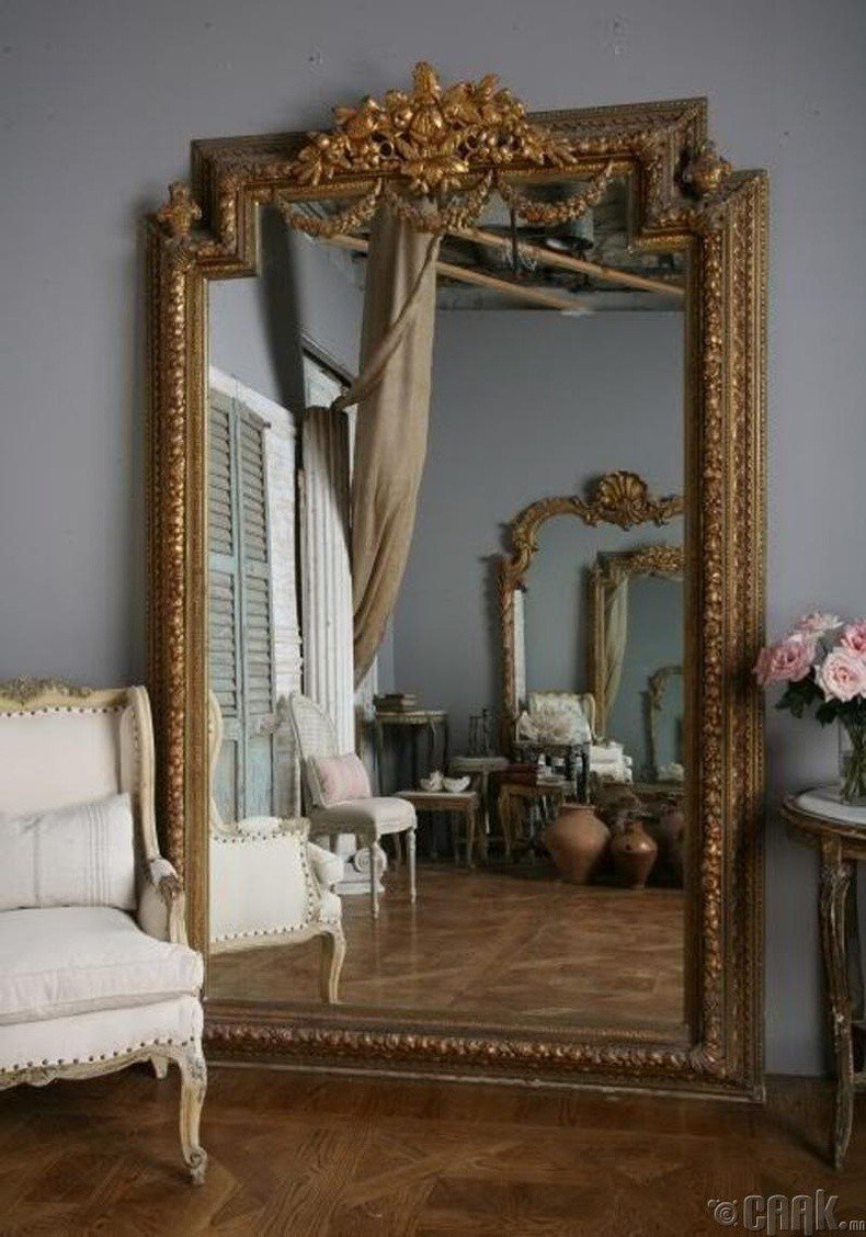 Старинное зеркало в интерьере