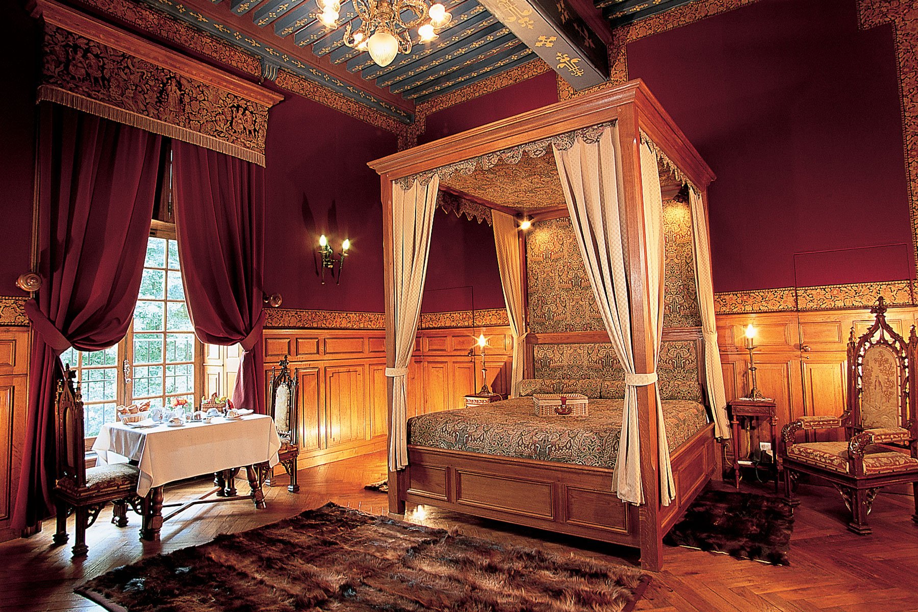 Королевский дом франции. Королевская кровать Франция 18 век. Царские палаты покои19 век. Спальня королевы замка Глэмис.