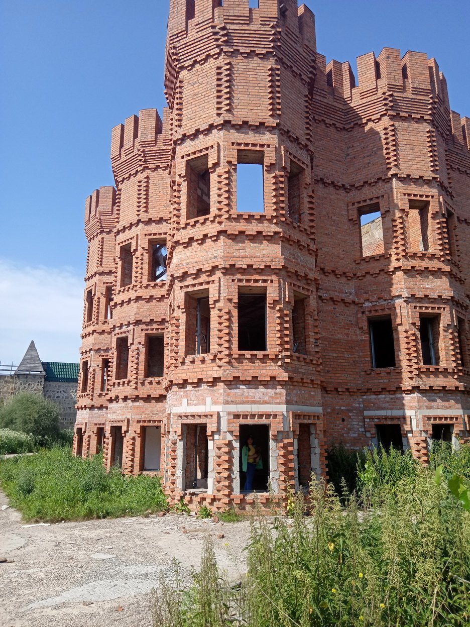 Заброшенный замок в Кабаново