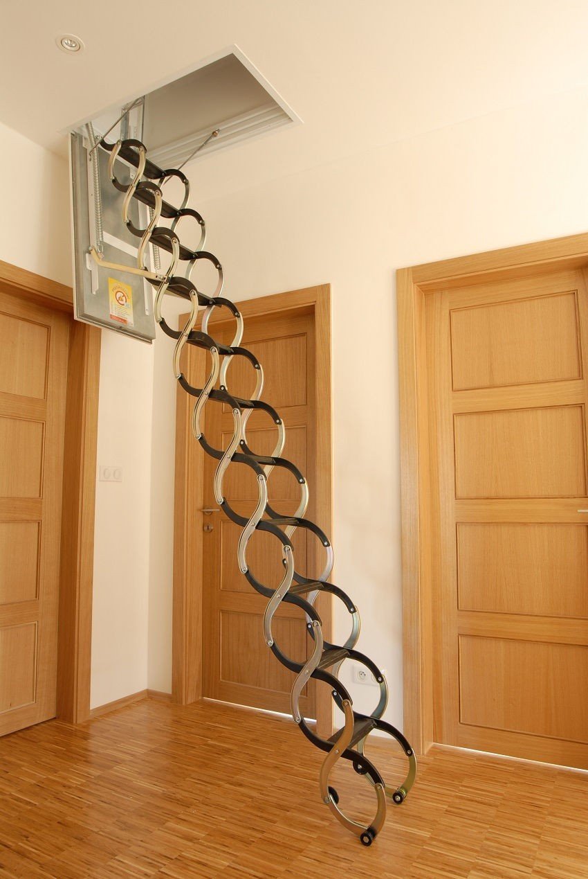 Чердачная лестница металлическая