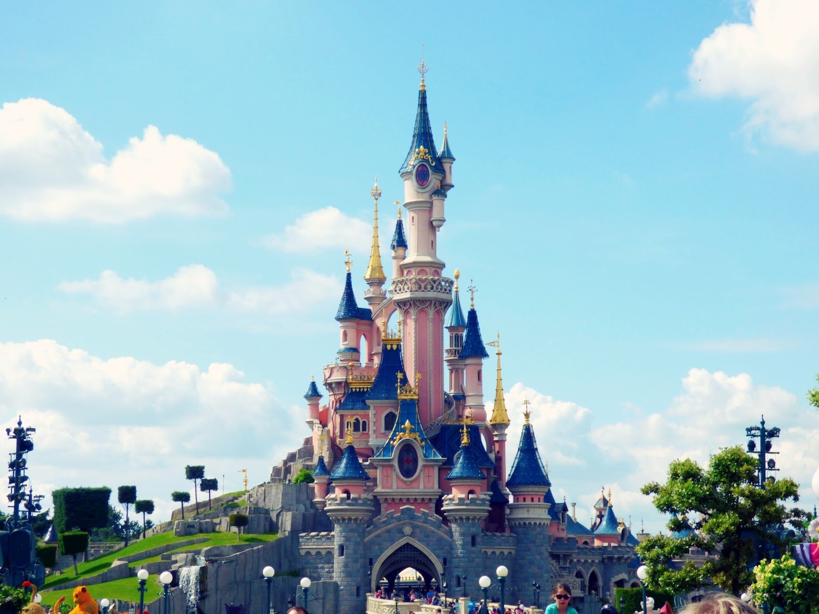 Устройство диснею. Disneyland замок. Диснейленд замок спящей красавицы. Диснейленд Париж. Диснейленд Париж замок спящей красавицы.