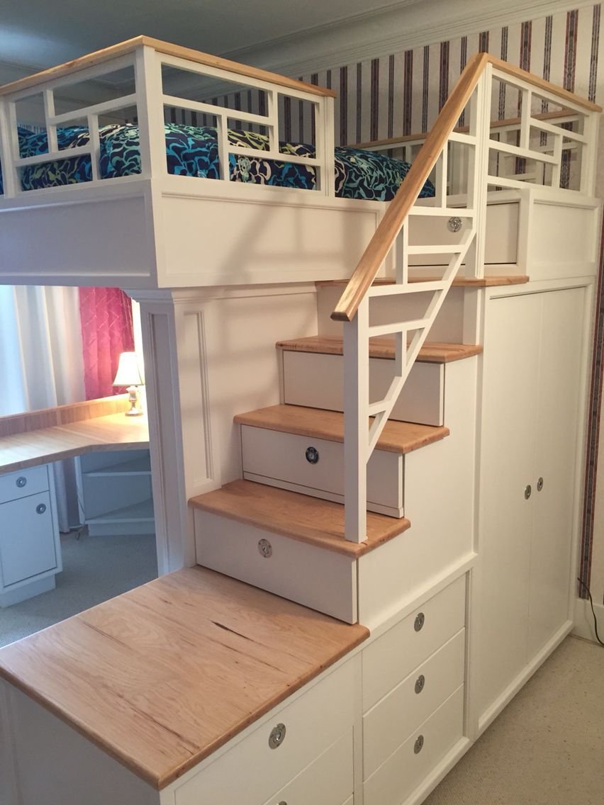 Двухэтажная кровать со шкафчиками лестницами