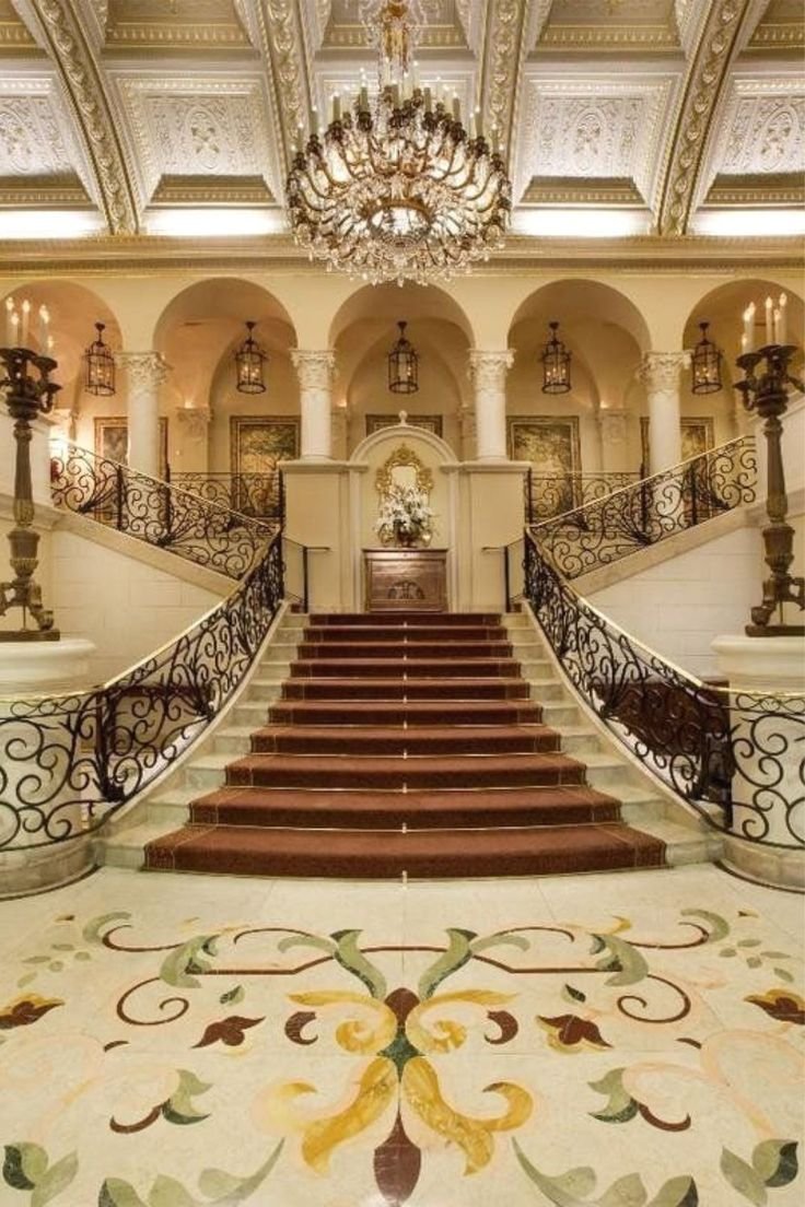 Холл дворца с лестницей