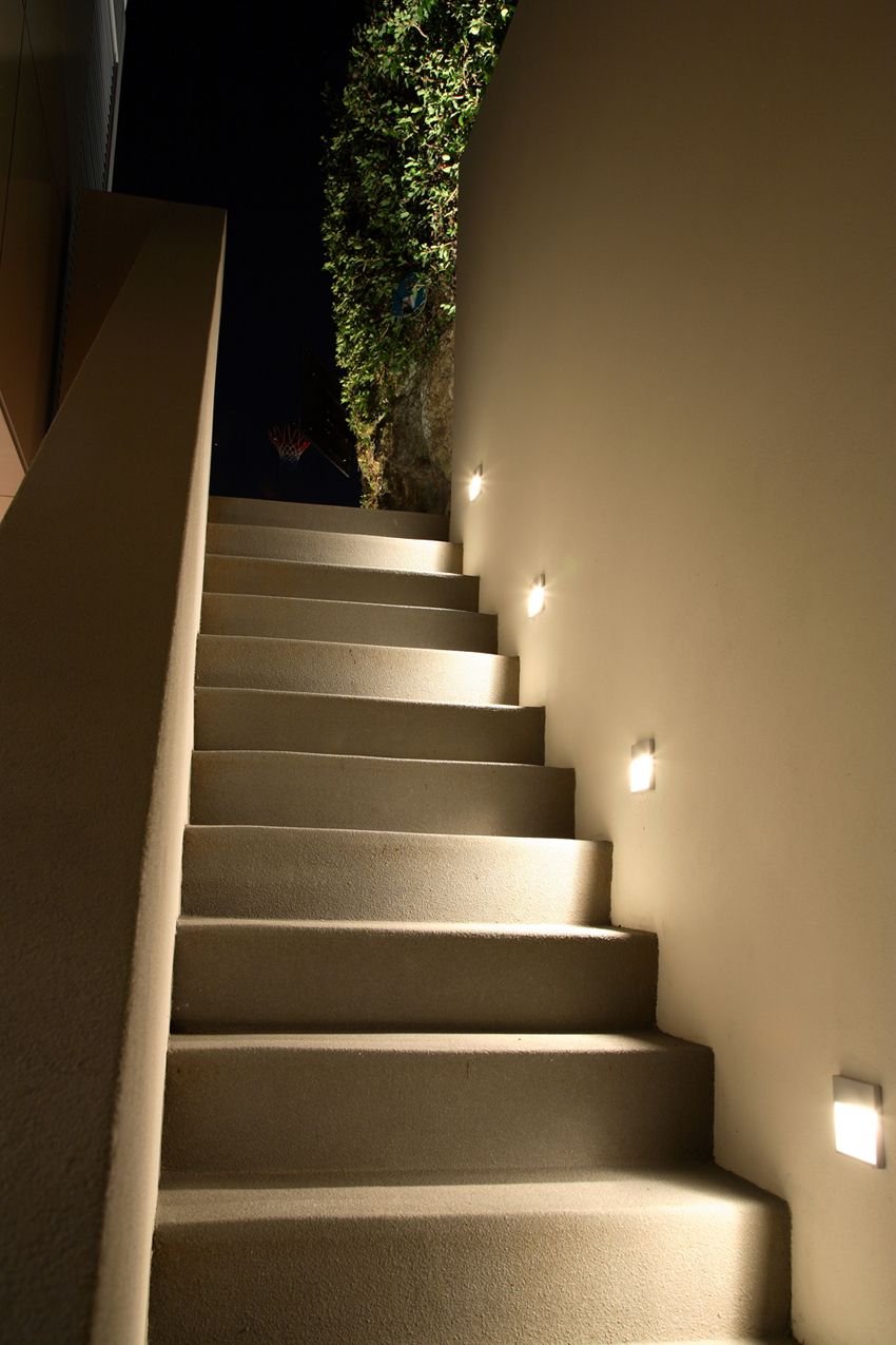 Лестница из плитки с подсветкой