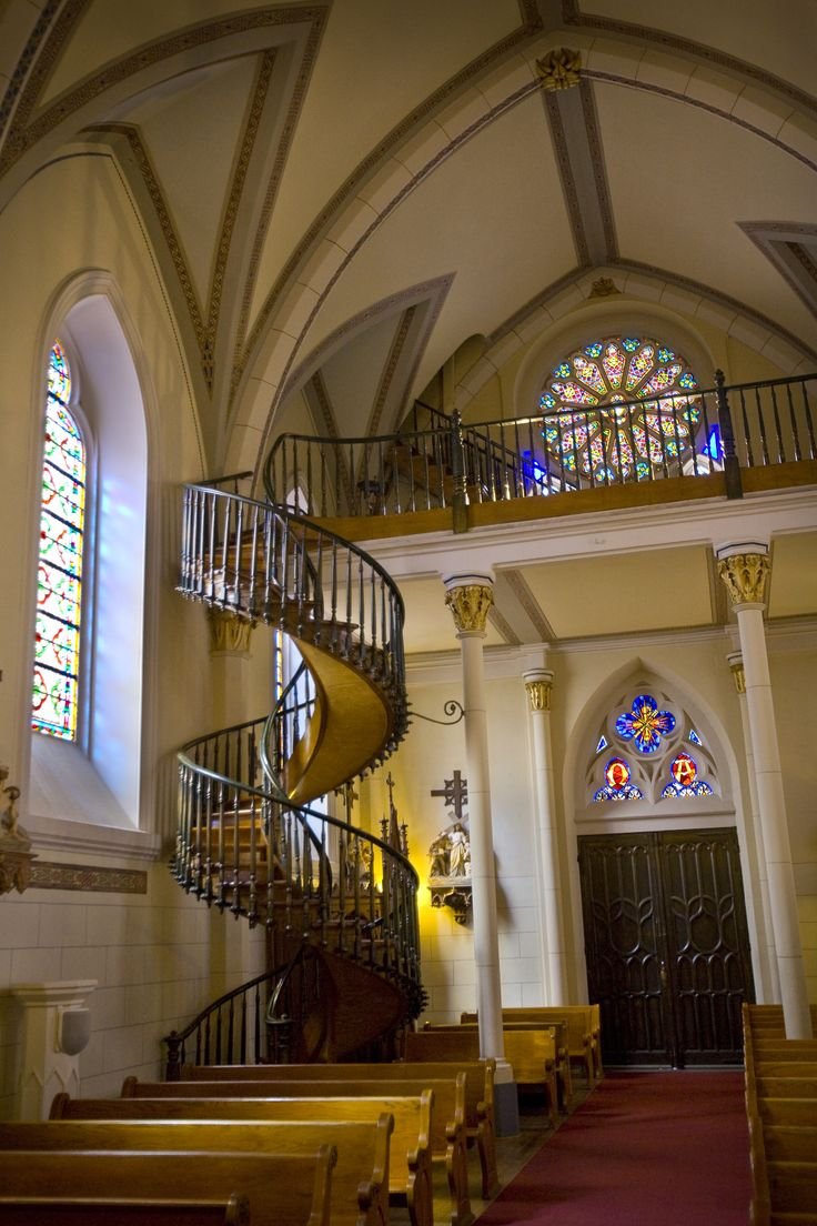 Ступени винтовых лестниц собора Святой Софии золотой смальтой.