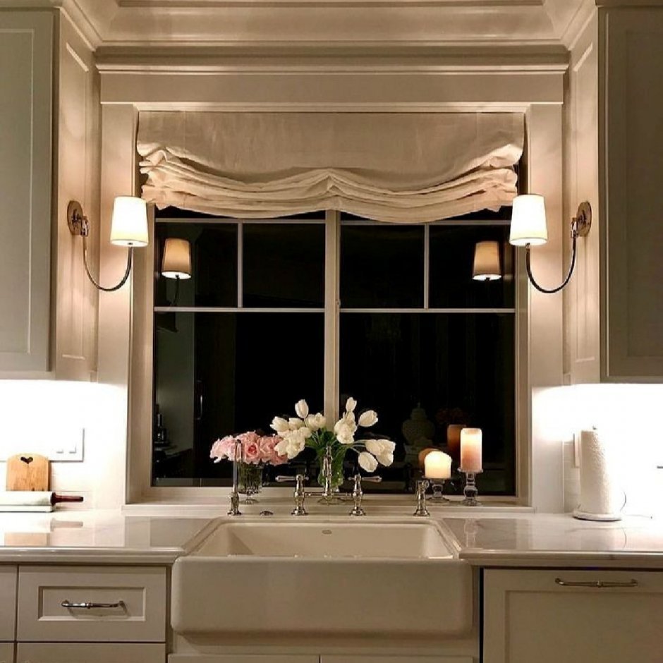 Светильники у окна на кухне
