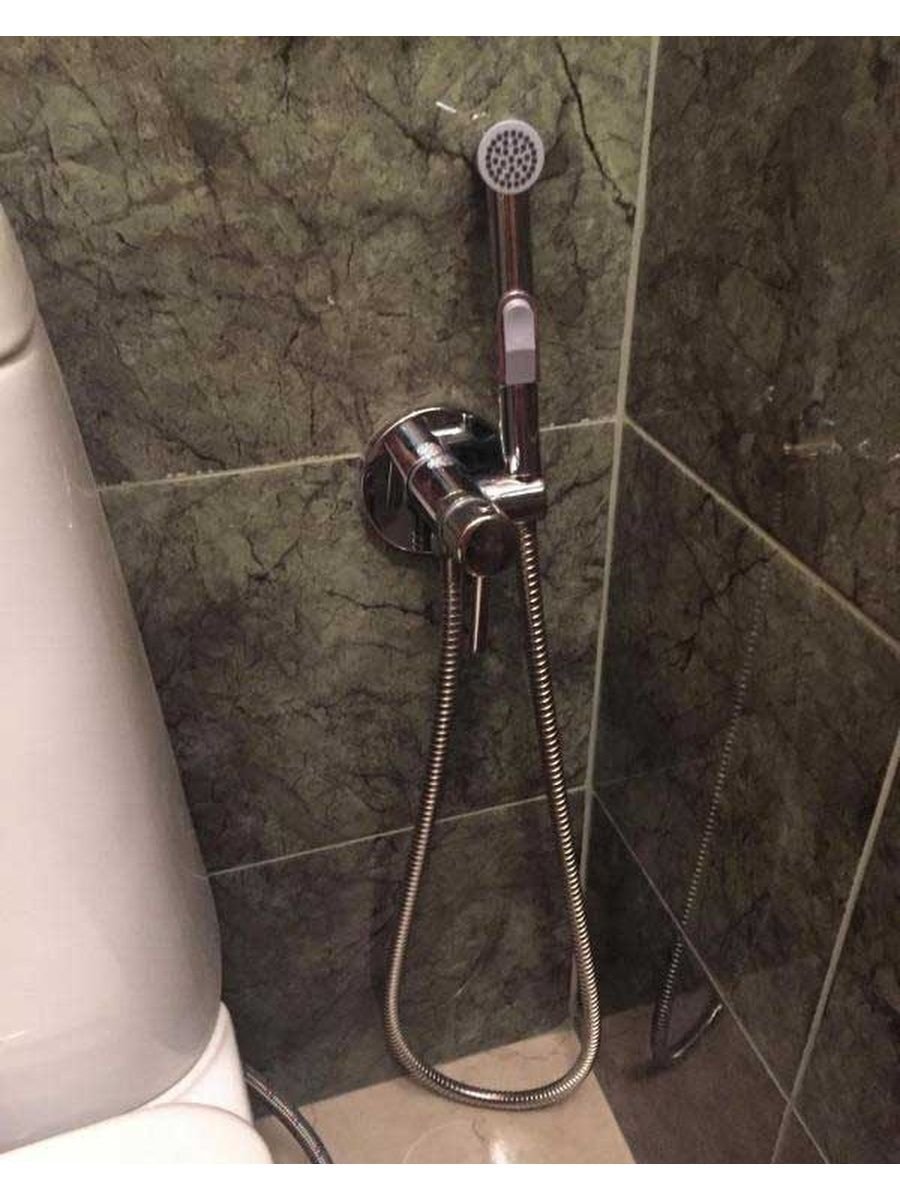 гигиенический душ в интерьере ванной