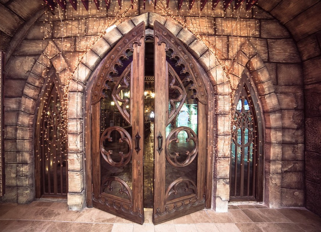 В замках были окна. Сказочная дверь. Ворота средневекового замка. Готические ворота. Сказочные ворота.