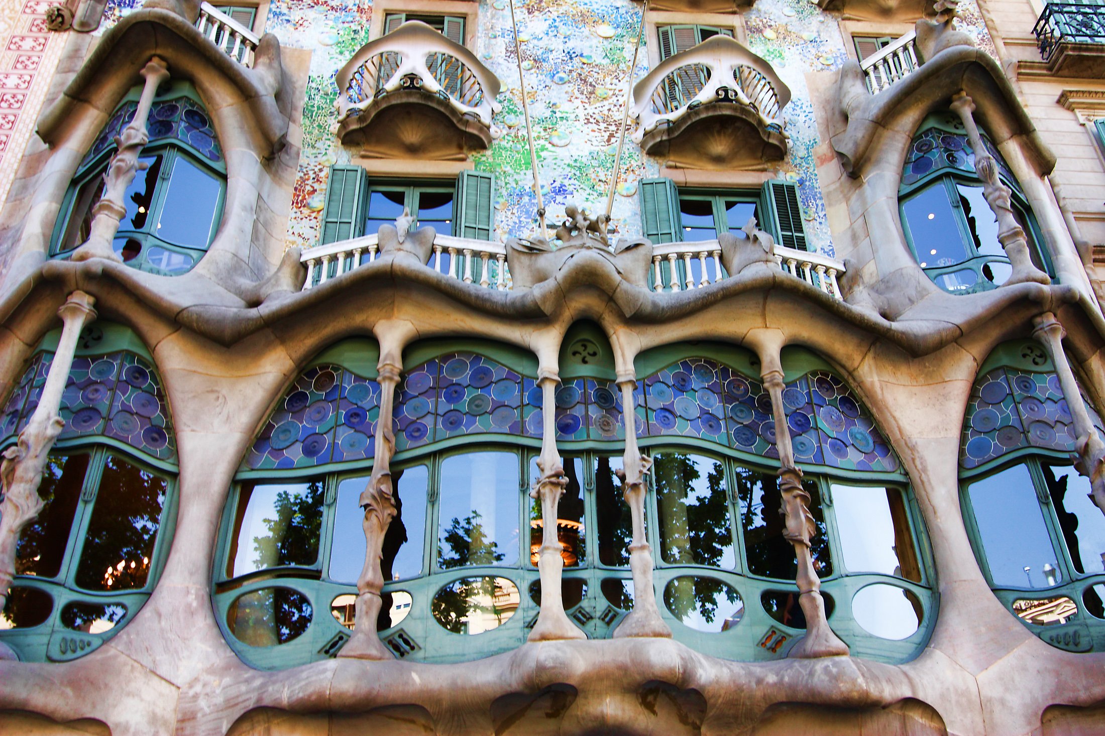 Костяной дом. Барселона Архитектор Антонио Гауди. Антонио Гауди архитектура. Здания Антонио Гауди в Барселоне. Дом Бальо Гауди.