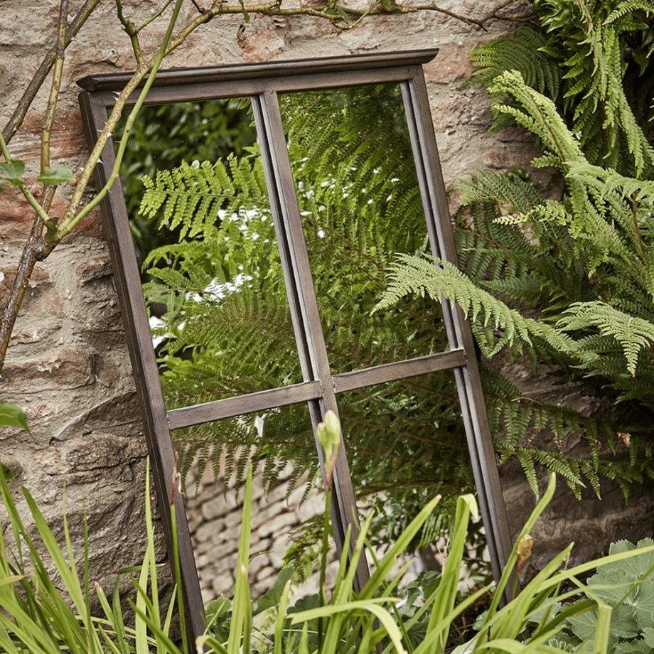 Окно с зеркалом в саду