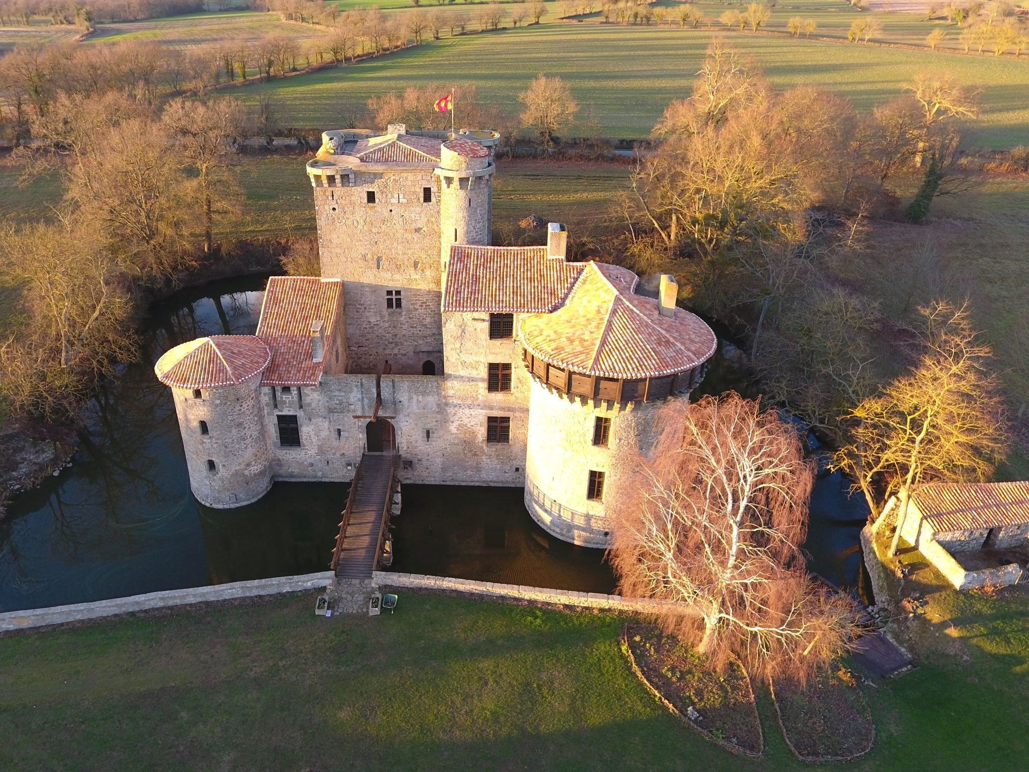 Замок сх. Нофль Ле Шато замок средневековый. Замок Гленвей Ирландия. Шато де Жизор. Замок Бретеш Франция.