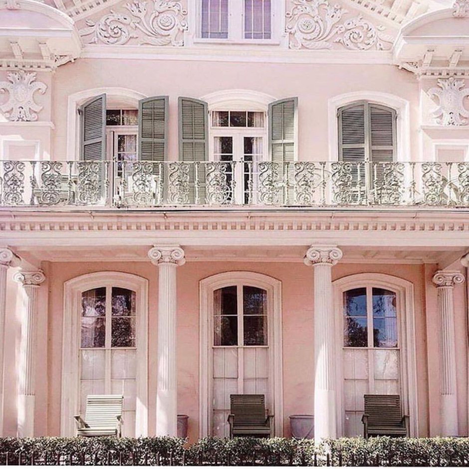 Розовый фасад дома