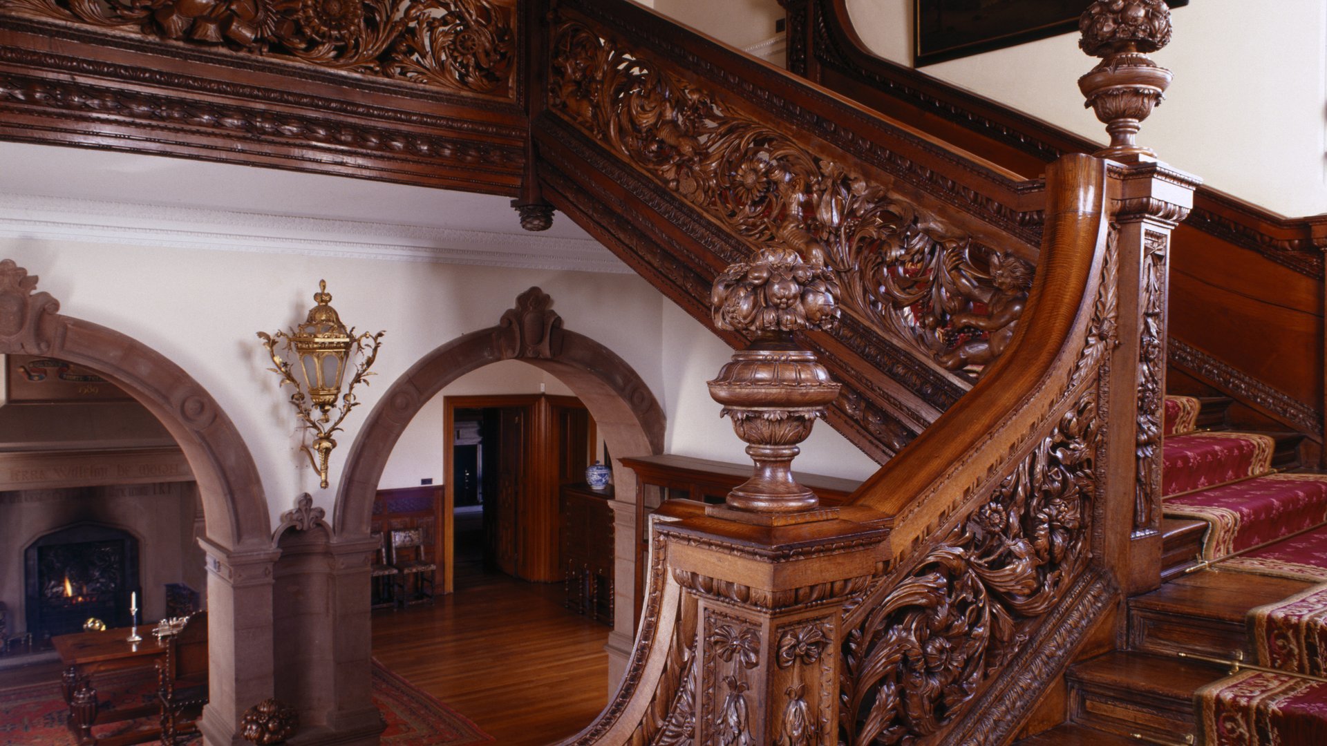 Деревянная лестница в замковом стиле