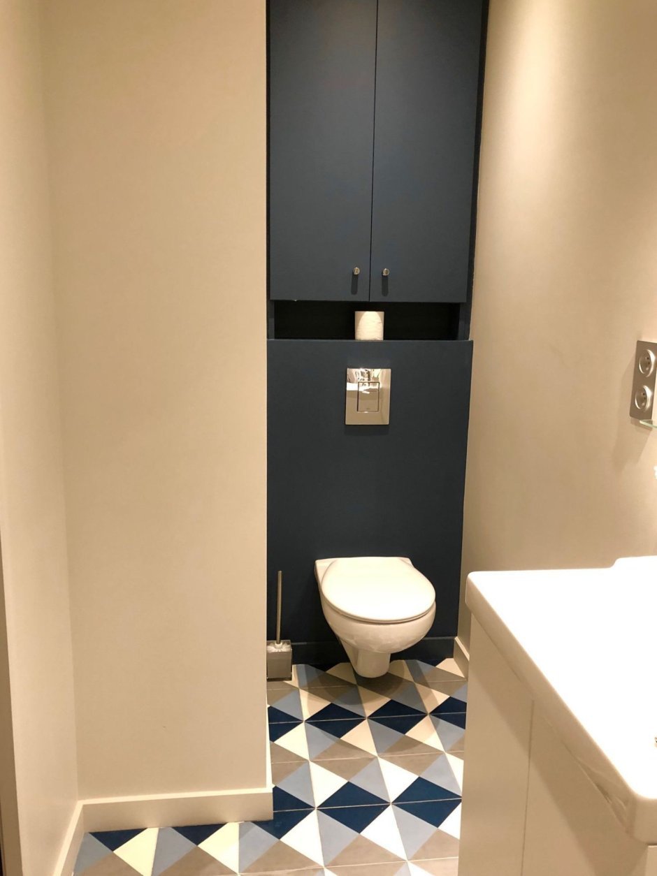 Туалет с полками в стене