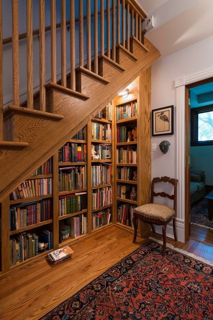 Книжные полки под лестницей