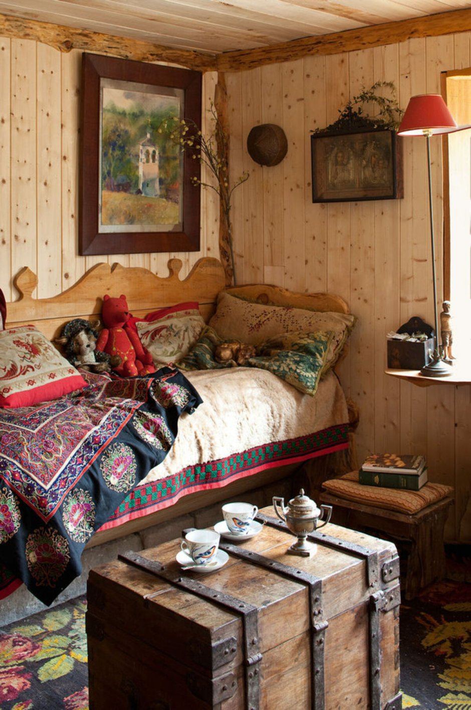 Интерьер спальни в деревенском доме