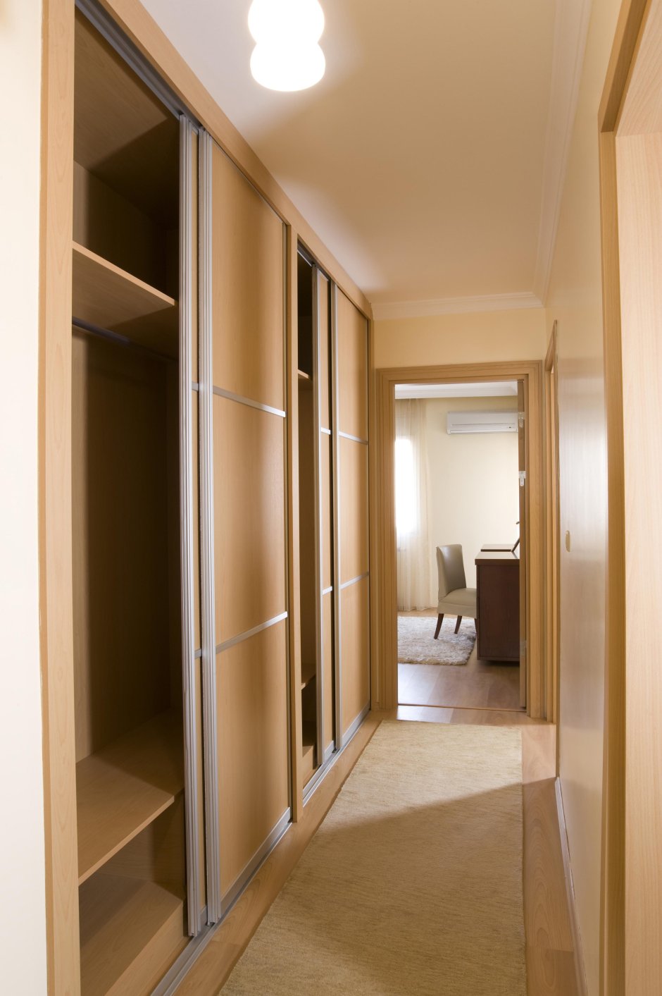 Встроенный шкаф в длинный коридор