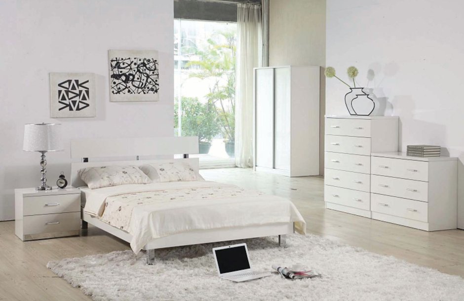 Дизайн маленькой спальни с белой мебелью