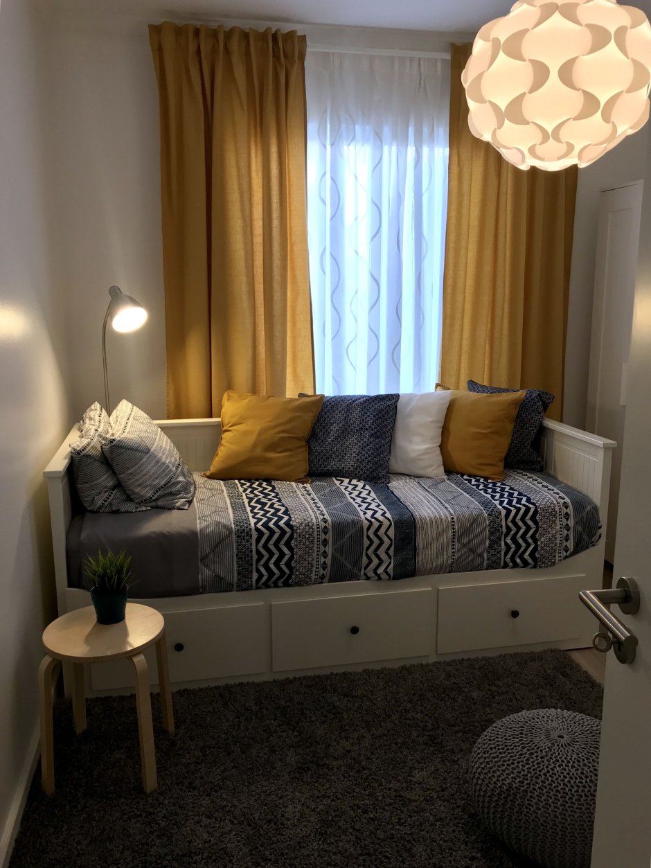 Интерьер маленькой комнаты с кроватью