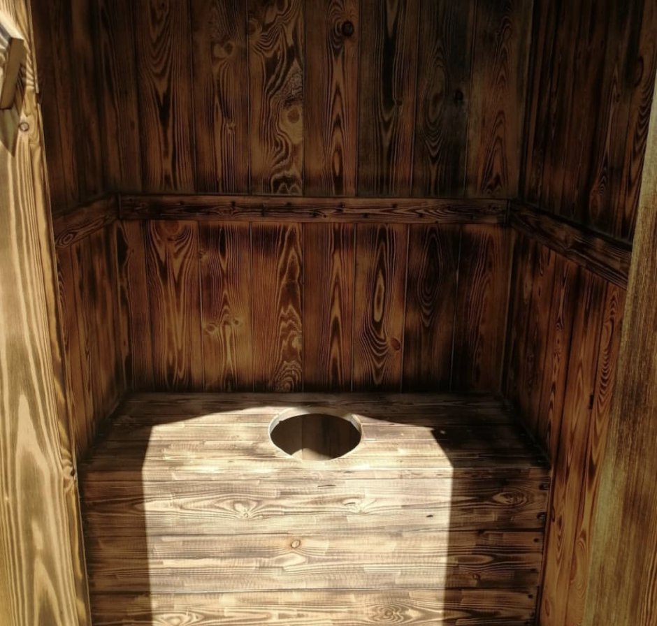 Деревянный туалет внутри