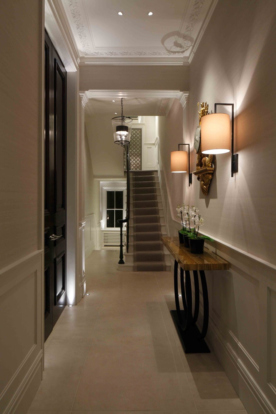 Подвесные светильники в длинном коридоре