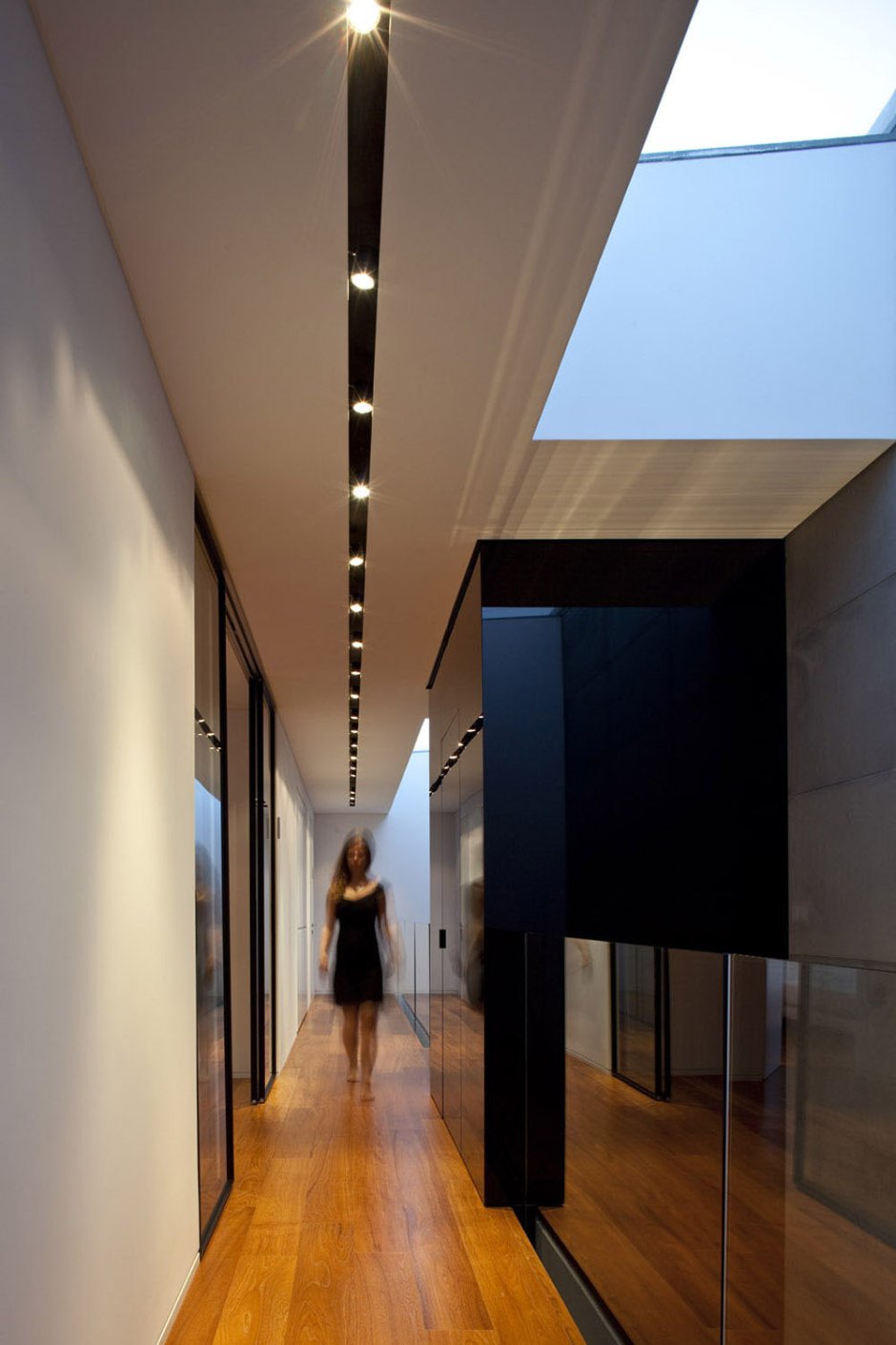 Линейный свет в коридоре