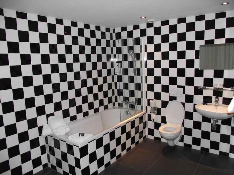 Черно белая плитка в туалете