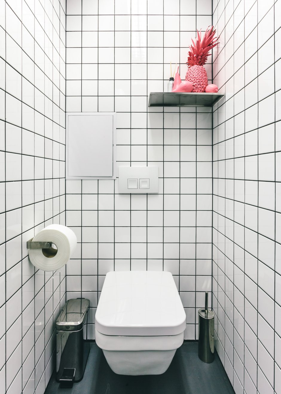 Белая плитка в туалете