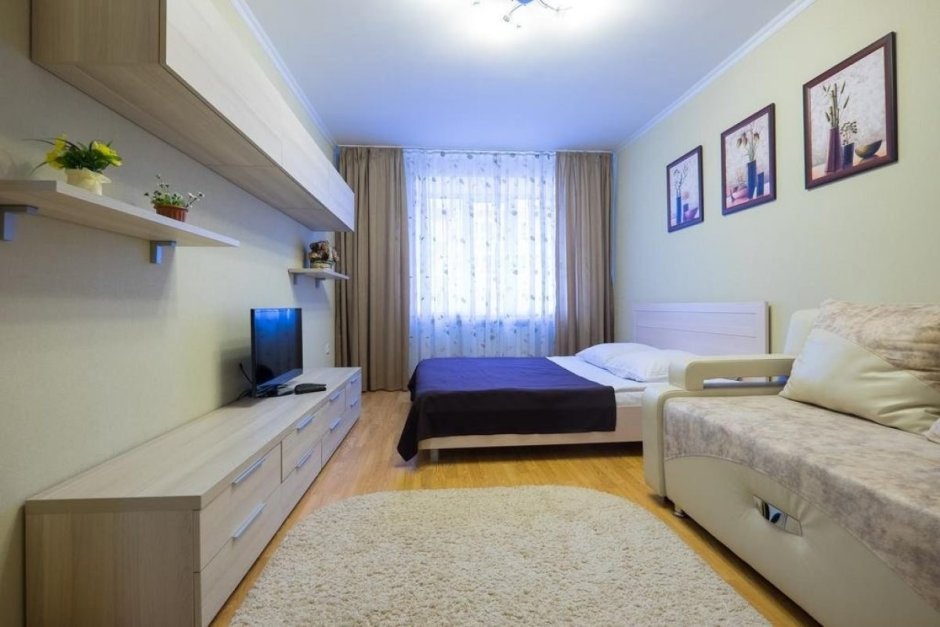 Планировка комнаты с двуспальной кроватью в однокомнатной квартире