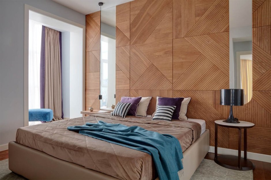 Спальня с деревянной отделкой