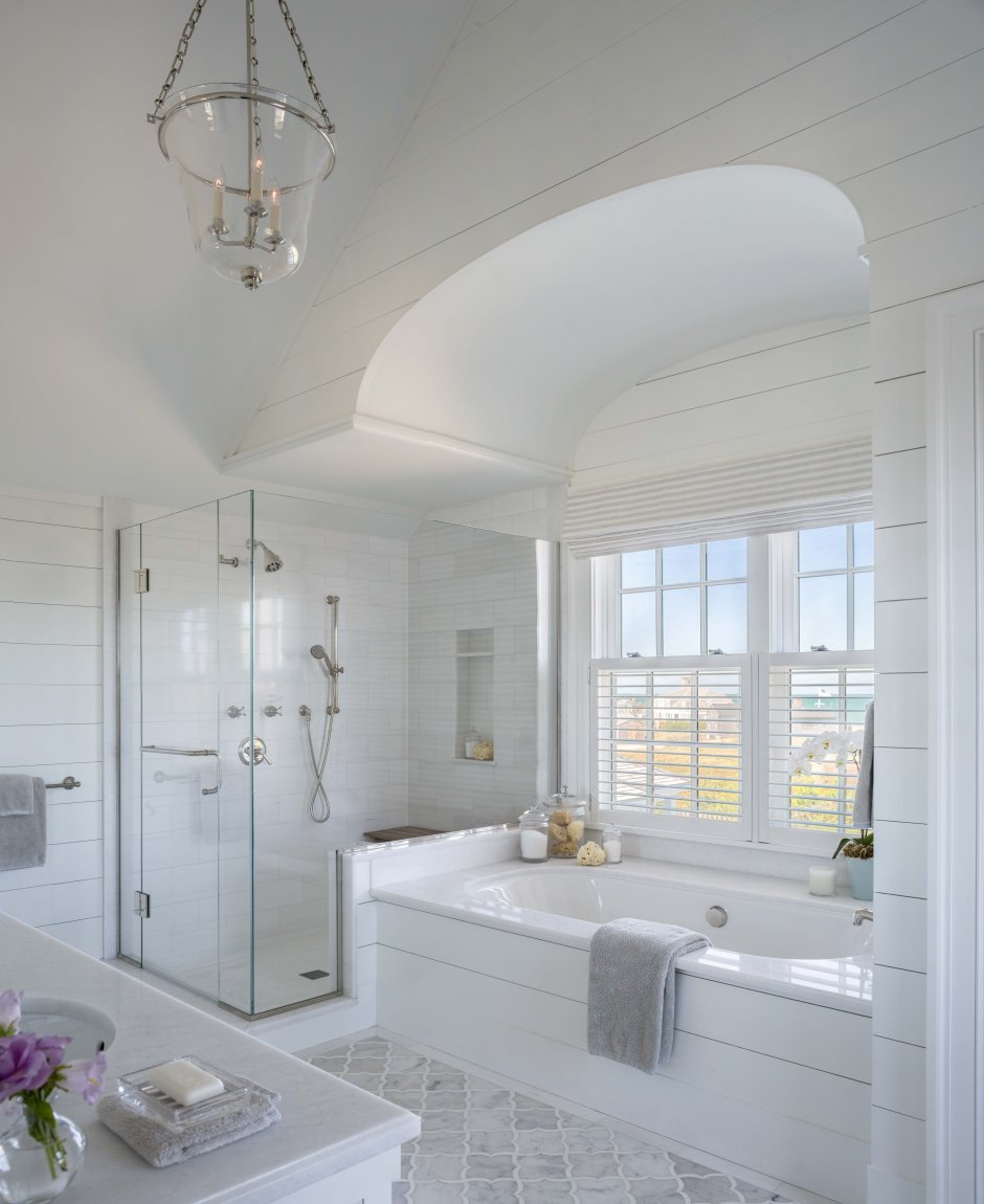 Большая ванная в белом цвете